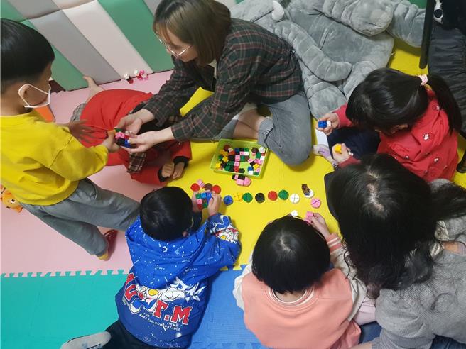 目前在兒少安置服務中特殊兒比例近六成，其中以發展遲緩、注意力不足過動症的比例最高，影響孩子的認知發展和學習能力。（芥菜種會提供／林良齊台北傳真）