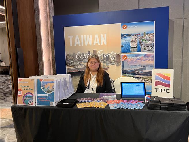 港务公司设置展摊宣传台湾邮轮邮轮港口及邮轮观光。（翻摄照片／洪靖宜高雄传真）