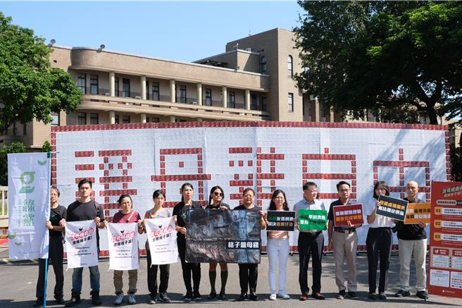 台灣蛋雞飼養8成仍以格子籠方式飼養，母雞得承受痛苦囚禁以及長年因糞便堆疊產生的氨氣、粉塵等傷害，台灣動物社會研究會今(26)日帶著由上萬民眾簽署的「讓母雞自由、廢除格子籠」明信片製成的巨型看板，前往行政院遞交陳情書。（台灣動物社會研究會提供）