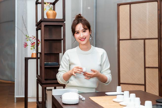 吴姗儒在「时上当下」限量藏品展品茗，形容自己像在拍宫廷剧，不自觉举手投足都变得优雅。（石智中摄）