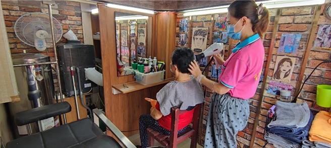 行動沙龍車內部有洗髮椅、沖水台、儲水及加熱設施等，可提供銀髮族洗頭、剪髮、頭皮保健等服務。（臺北榮民總醫院桃園分院提供／陳夢茹桃園傳真）