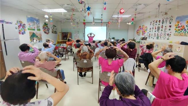 行動沙龍車這次除了提供洗頭、剪髮、頭皮保健等服務以外，同時也安排頭皮衛教，向長輩們講解如何保養及增進頭皮健康。（臺北榮民總醫院桃園分院提供／陳夢茹桃園傳真）