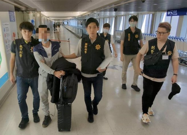 警方在机场将李姓通缉犯上铐逮捕。（翻摄照片／林郁平台北传真）