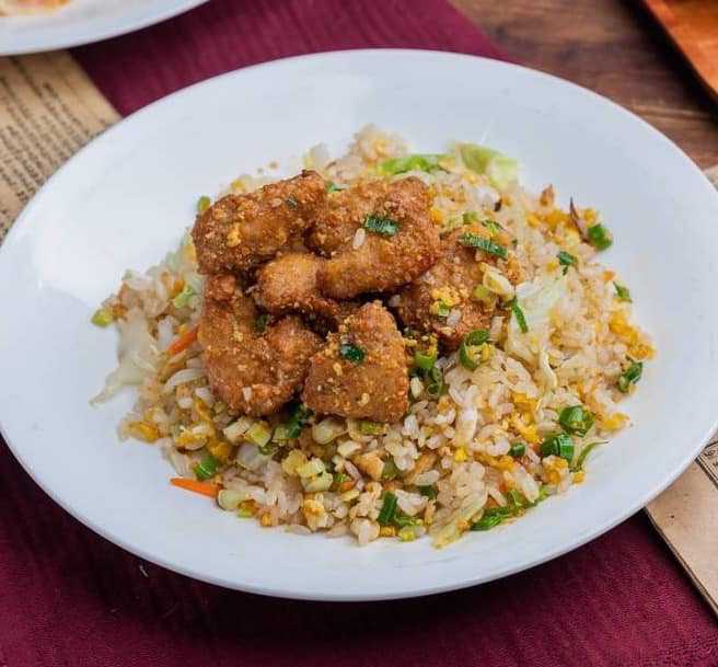 网友分享炒饭好吃的2大秘诀，煮饭时水加少一点，另外油要够热。（示意图／Shutterstock）