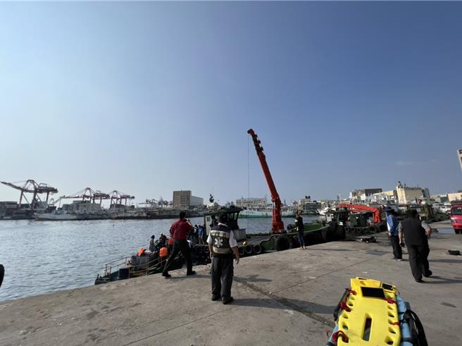 前鎮漁港傳有車輛落海，消防緊急搶救中。（翻攝照片／洪靖宜高雄傳真）