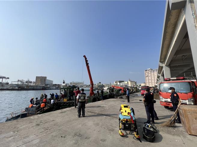  前鎮漁港傳有車輛落海，消防緊急搶救中。（翻攝照片／洪靖宜高雄傳真）