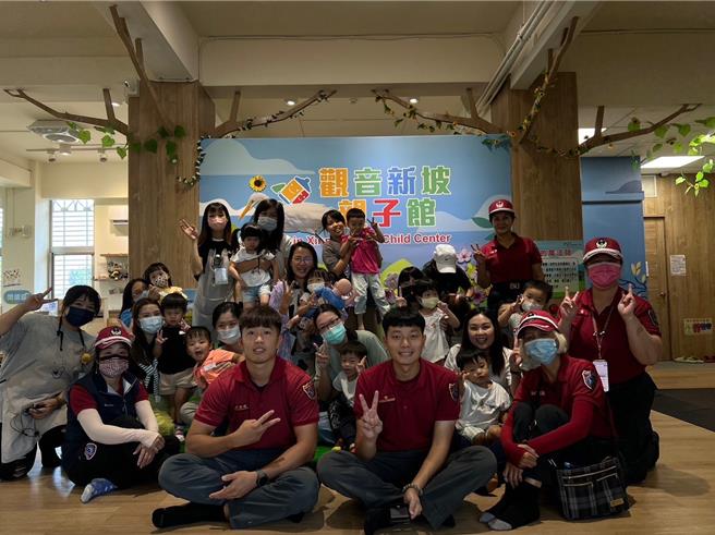 桃園市消防局第三大隊新坡分隊與觀音新坡親子館合在觀音新坡親子館辦理「消防小尖兵」防火防災宣導。（翻攝照片／蔡明亘桃園傳真）