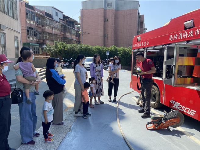 桃園市消防局第三大隊新坡分隊與觀音新坡親子館合在觀音新坡親子館辦理「消防小尖兵」防火防災宣導。（翻攝照片／蔡明亘桃園傳真）