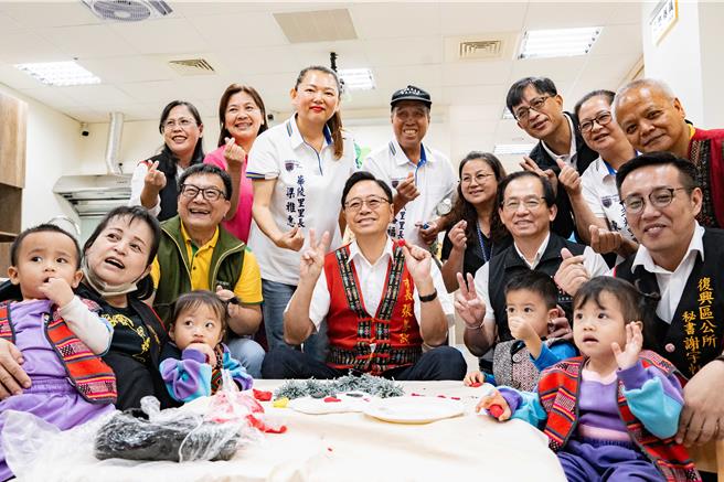 桃園市政府在巴陵行政中心3樓，成立復興巴陵社區公共托育家園暨育兒資源站26日開幕。（呂筱蟬攝）