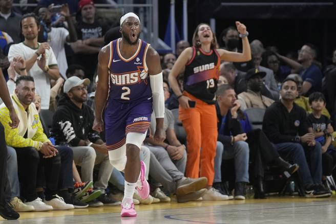 太阳队Josh Okogie庆祝投进三分球（美联社）