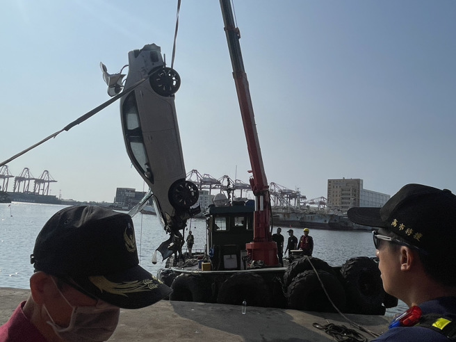 前镇渔港「汽车落海」1男送医不治，海面「飘奶瓶」一度疑有孩童。(叶庭欣/翻摄)