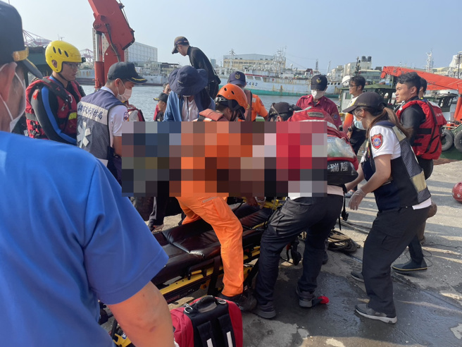 前镇渔港「汽车落海」1男送医不治，海面「飘奶瓶」一度疑有孩童。(叶庭欣/翻摄)