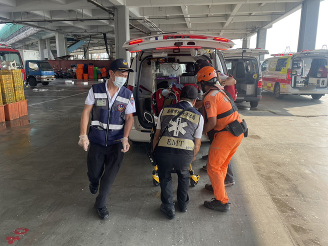 前镇渔港「汽车落海」1男送医不治，海面「飘奶瓶」一度疑有孩童。(叶庭欣/翻摄)