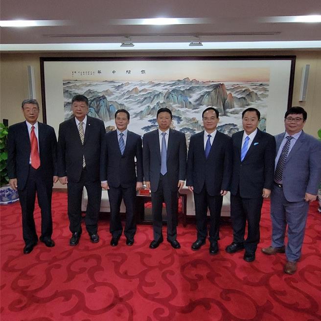 连江县长王忠铭（左三）、议长张永江（右二）及立委陈雪生（左二）25日拜会国台办主任宋涛（图中），争取马祖观光、经贸合作交流。（连江县政府提供）