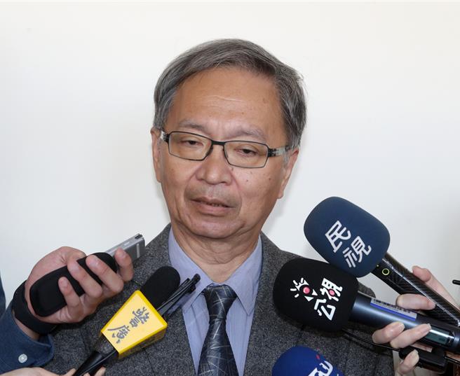 醫揭高端疫苗多到「滿出來」，立委要衛福部澄清、薛瑞元酸北市勿口水戰。衛生福利部長薛瑞元（圖）26日赴立法院社會福利及衛生環境委員會，報告「因應長照需求逐年增加，我國推行長照保險制度，緩解醫療體系負擔」專題，並於會前受訪。（劉宗龍攝）