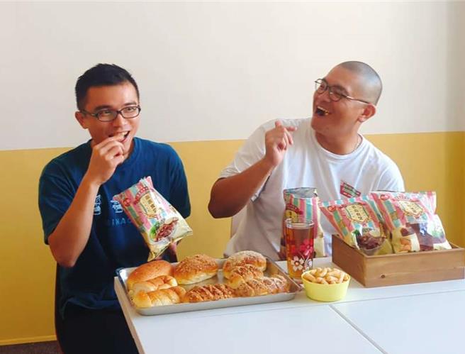 国民零食乖乖邀请知名霜淇淋蜷尾家创办人李豫及其团队，一起品嚐乖乖全新系列「乖乖食堂」的滷肉饭和冬瓜茶新口味，重温台湾人最在地的美味记忆。(乖乖提供)