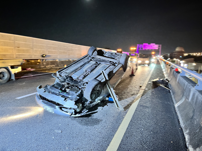 国道1号汐五高架道北向21公里内湖路段，24日23时40分左右发生3辆车事故，其中1部自小客翻车。（图／警方提供）