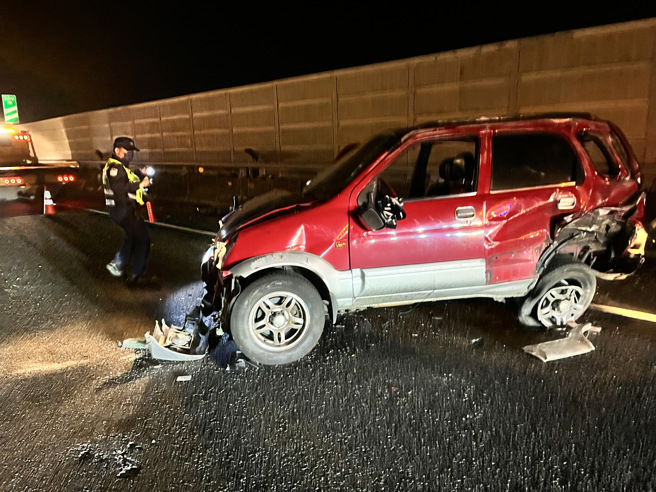 国道1号汐五高架道北向21公里内湖路段，24日23时40分左右发生3辆车事故，其中1部自小客翻车。（图／警方提供）