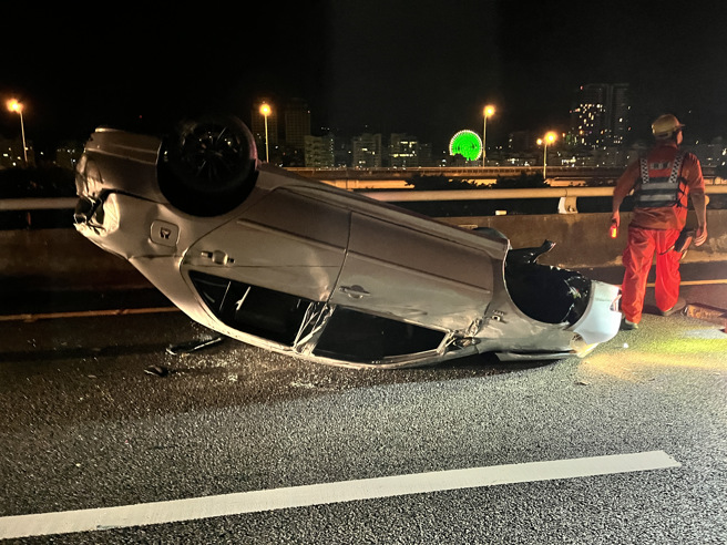 国道1号汐五高架道北向21公里内湖路段，24日23时40分左右发生3辆车事故，其中1部自小客翻车。（图／警方提供）