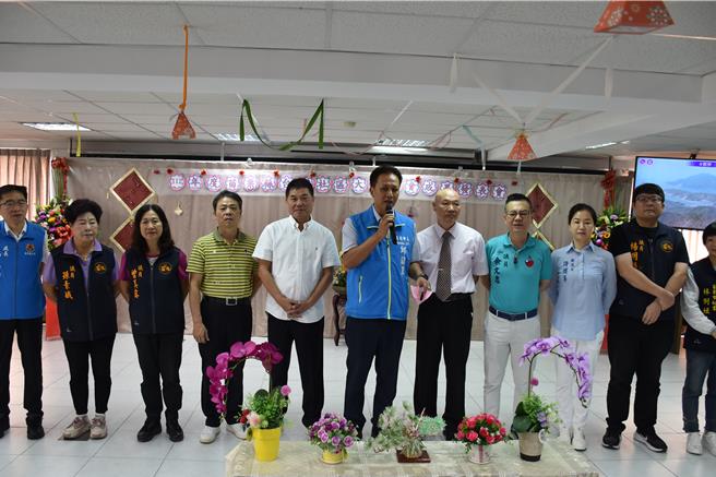 苗栗县台湾社区大学协会26日上午举办2023年终身学习系列活动成果发表会，苗栗县长锺东锦与苗栗市长邱镇军到场致意。（谢明俊摄）