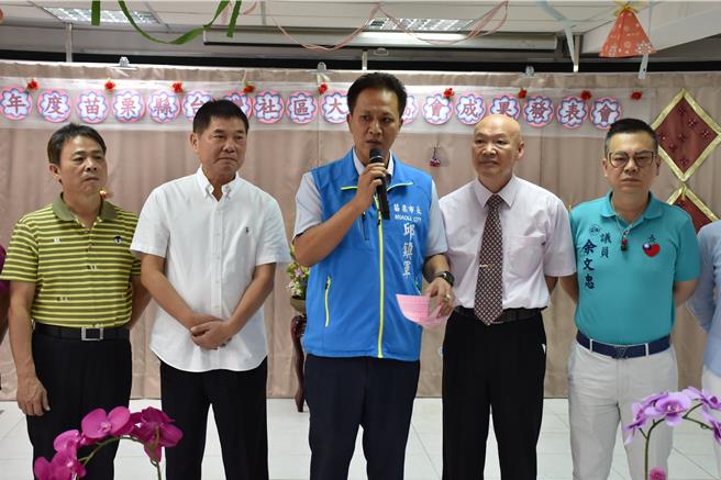 苗栗县台湾社区大学协会26日上午举办2023年终身学习系列活动成果发表会，苗栗县长锺东锦与苗栗市长邱镇军到场致意。（谢明俊摄）