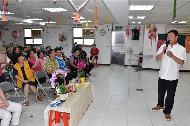 苗栗县台湾社区大学协会26日上午举办2023年终身学习系列活动成果发表会，苗栗县长锺东锦唱了3首歌曲娱乐在场长辈。（谢明俊摄）