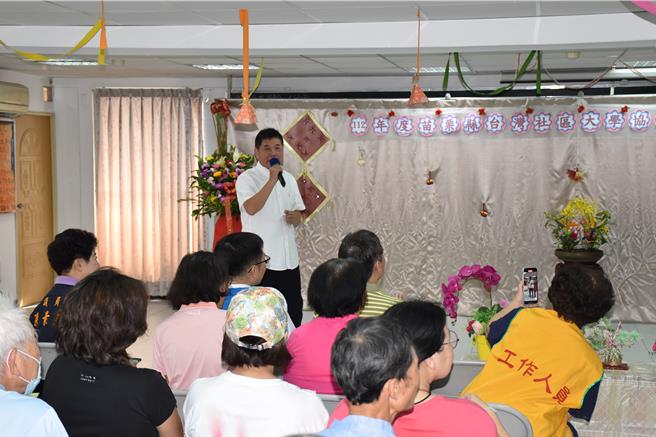 苗栗县台湾社区大学协会26日上午举办2023年终身学习系列活动成果发表会，苗栗县长锺东锦唱了3首歌曲娱乐在场长辈。（谢明俊摄）