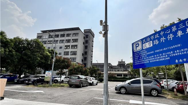 台南市新营区路边停车今年8月开始收费后，民治市政中心4个路外停车场也同步收费。（张毓翎摄）