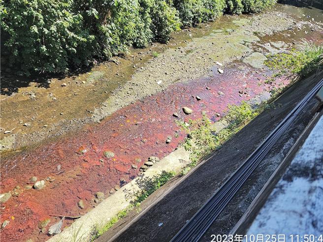 新北市环保局25日接获民眾通报三峡溪出现一抹红色废水，即派员前往稽查，经循线查获位于附近的岩本有限公司于漆料调配后清洗相关器具时，未妥善收集废水导致污染三峡溪，依违反水污染防治法规定告发，最高可处300万元罚锾。（新北市环保局提供）
