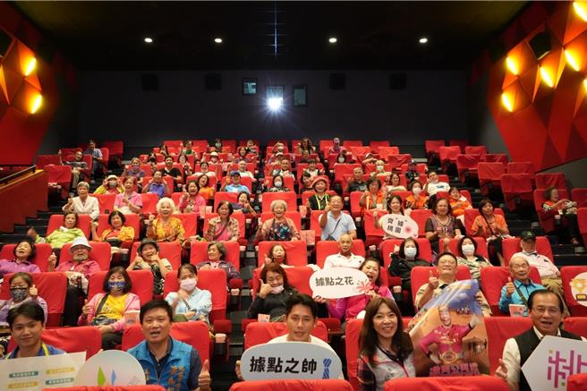桃青年局邀银髮族看电影，青年志工也在现场服务银髮长辈。（青年局提供／吕筱蝉桃园传真）