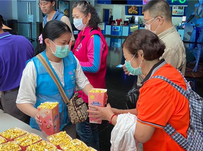 桃青年局邀银髮族看电影，青年志工也在现场服务银髮长辈。（青年局提供／吕筱蝉桃园传真）