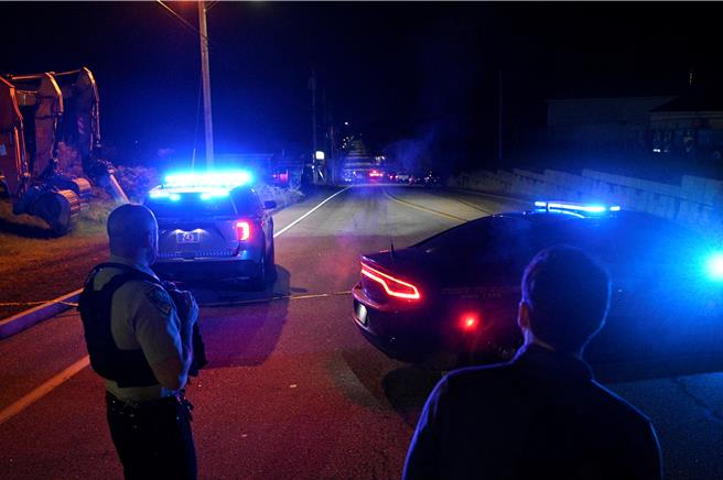 数百名警察在路易斯顿市（Lewiston）和缅因州周边地区搜索枪手。（路透社）