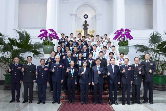 选手与总统大合照。（警政署提供）