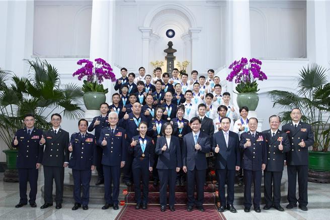 蔡英文總統（前排中）26日接見我國世界警消運動會代表團，並與成員合影留念。（警政署提供）
