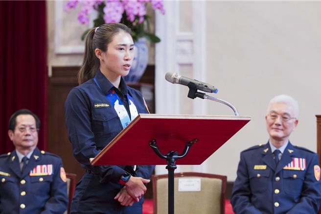 台北市警局王令樺（中）代表世界警消運動會代表團致詞。（警政署提供）