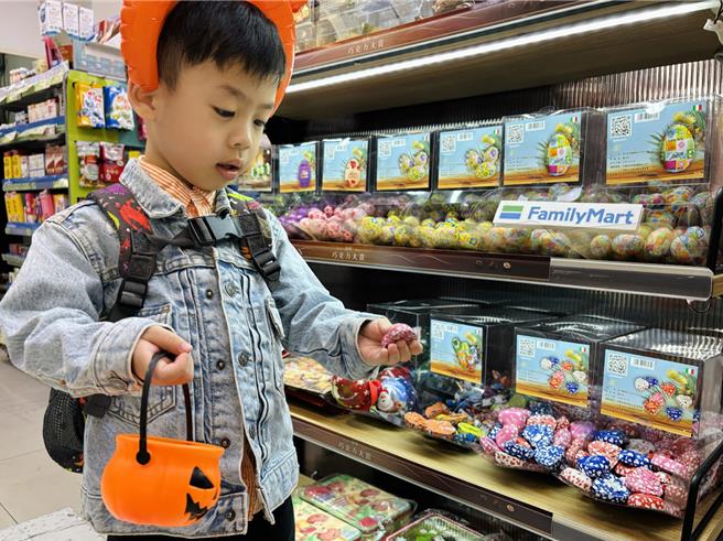 全家推出「欧洲巧克力大赏」散装巧克力专架，总共多达25款欧洲进口巧克力，每公克1元。（全家提供／朱世凯台北传真）