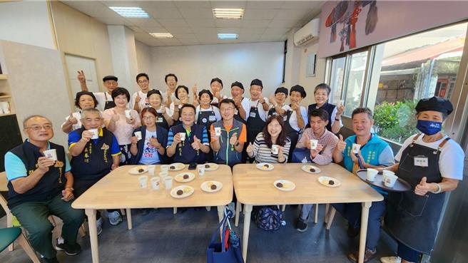 金包里慈護宮照顧關懷據點長者沖泡「千歲咖啡」。（金包里慈護宮提供）