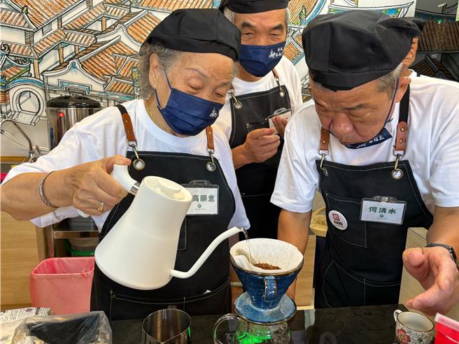高齡90歲的劉高順意（圖左）展現沖咖啡的手藝。（金包里慈護宮提供）