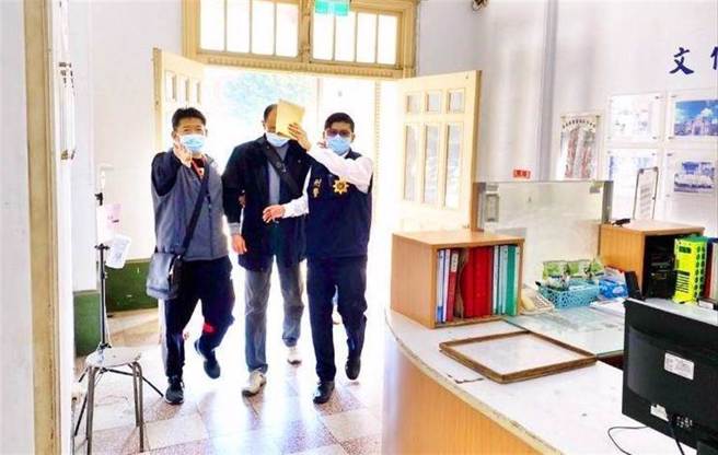 嘉義縣退警侯宏典涉殺人罪，嘉義地方法院26日判處無期徒刑。朴子分局退休刑警侯宏典（中）。（本報資料照／警方提供）