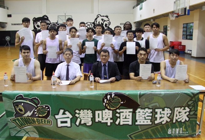 台啤全队签署切结书。(台啤篮协提供)
