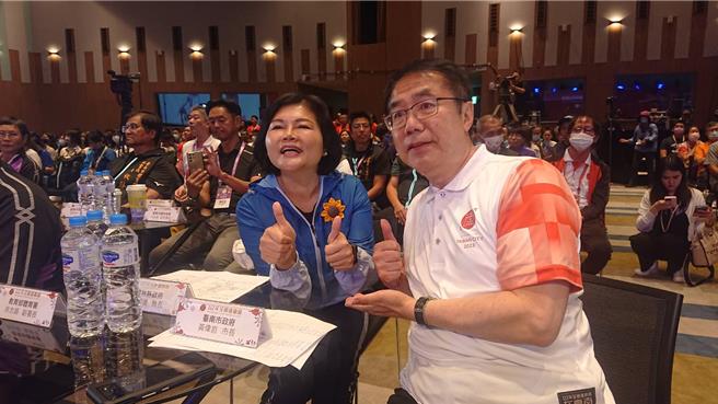 台南市全運會26日在大台南會展中心舉行閉幕典禮，台南市長黃偉哲（右）與下屆主辦賽事的雲林縣長張麗善（左）開心合影。（程炳璋攝）