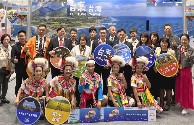 台东县政府团队参与2023日本旅游博览会，台东馆每天送出热气球搭乘券、机票、住宿券等多样好礼。（台东县政府提供／蔡旻妤台东传真）