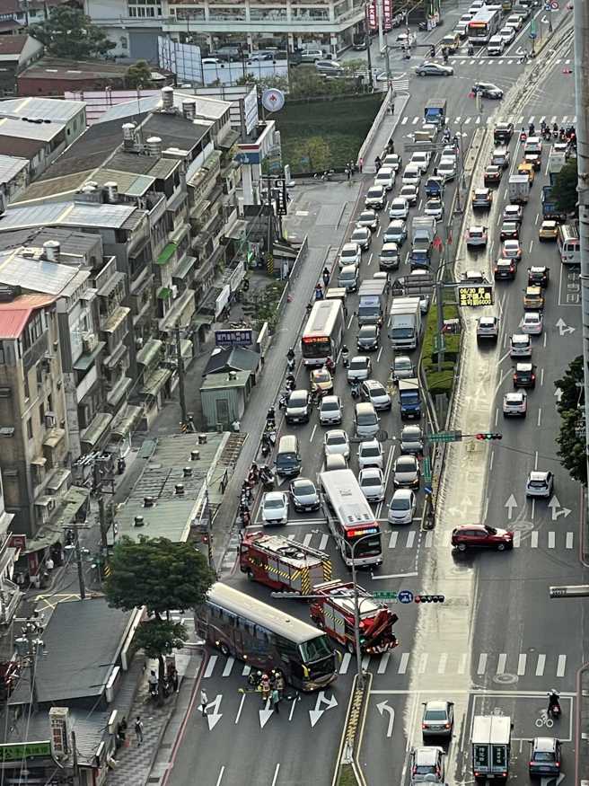 車禍現場被民眾拍下PO在臉書社團，後方車流一度回堵動彈不得。（翻攝臉書汐止集團）