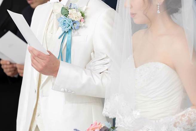 鞑靼斯坦共和国一名53岁女子近日嫁给22岁养子，在当地引发热烈讨论。(示意图/达志影像)