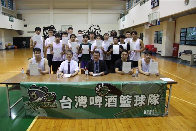 台啤球員、台啤永豐雲豹球員簽切結書(圖／台酒提供、吳靜君傳真)