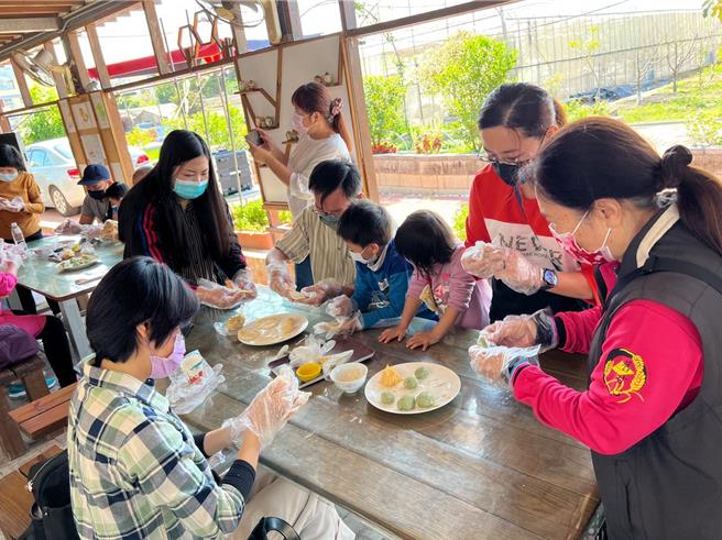 台中雾峰旧正社区推动生态漫游轻旅行，带领民眾体验农家乐，同时推动社区脱贫计画，近日社区家政班代表雾峰区农会参加评鑑，入选112年全国10大特色家政班。图为家政班成员过去带民眾DIY的照片。（中市府提供／潘虹恩台中传真）