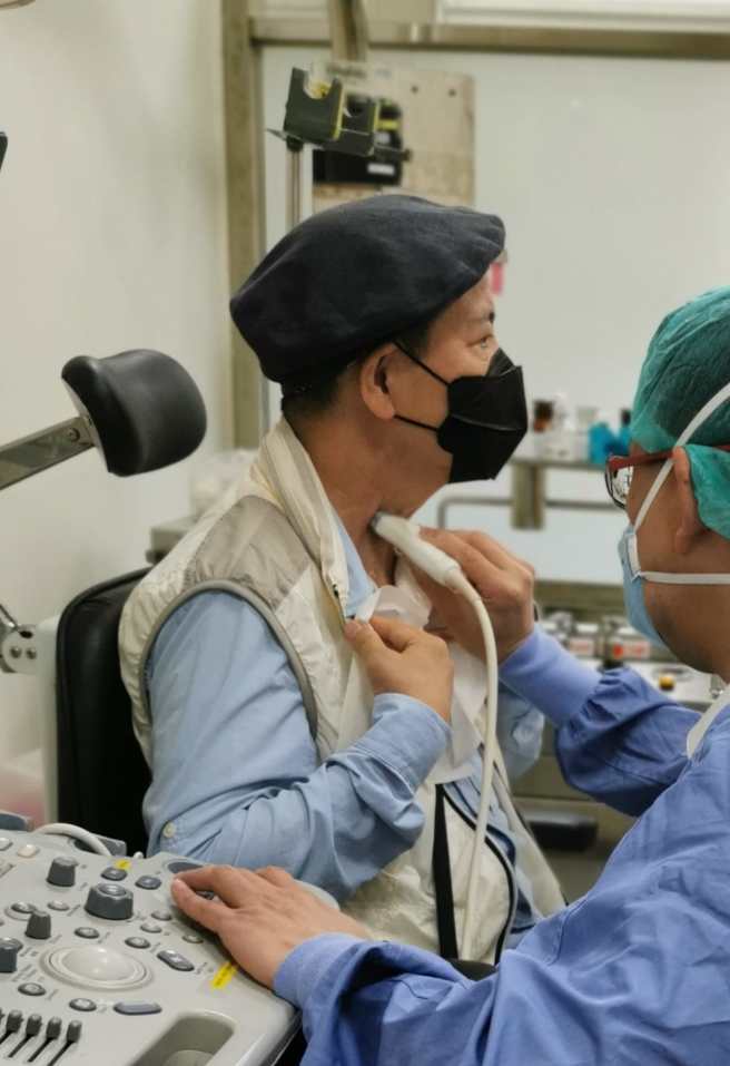 陈凯伦治疗扁桃腺癌，术后右颈留下12公分伤疤。(陈凯伦提供)