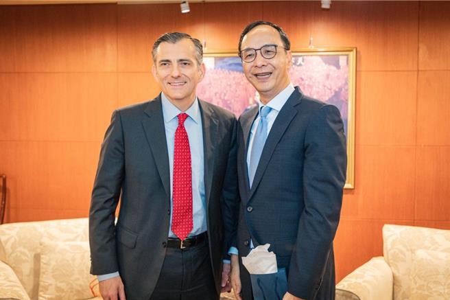 國民黨主席朱立倫於今日上午會見雷根總統基金會暨紀念中心會長兼執行長楚里歐（Mr. David Trulio）及其訪團。（國民黨提供）