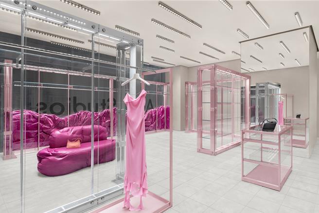 除了展出秋冬与部份全新春夏商品外，店内灯光、家具都值得一瞧。（Acne Studios提供／黄唯淯台北传真）