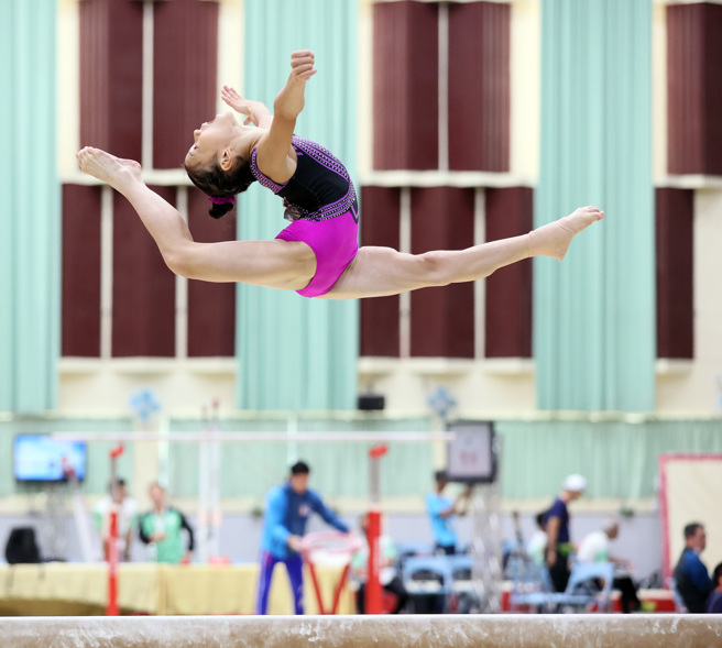 12岁体操精灵在台南全运会击败杭州亚运铜牌得主丁华恬，夺得女子平衡木金牌。(台南全运会提供／黄邱伦传真)